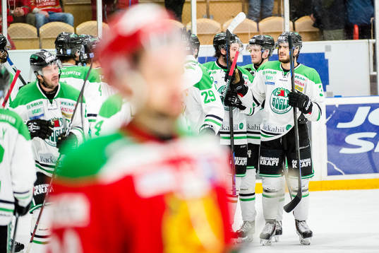 Rögles Almen Bibic , h, jublar med lagkamraterna