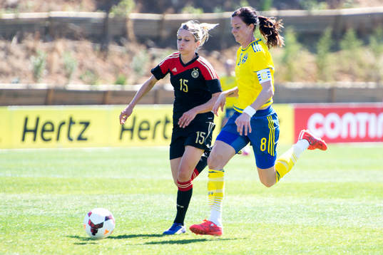 Tysklands Kathrin Hendrich och Sveriges Lotta Schelin