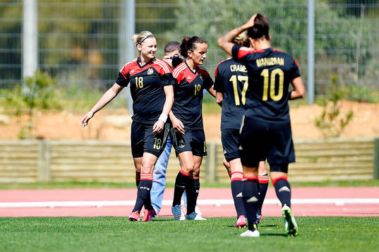 Tysklands Alexandra Popp jublar med sina lagkamrater