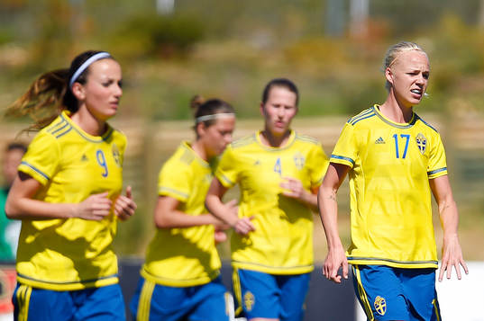 Sveriges Caroline Seger, Kosovare Asllani och Emma Berglund