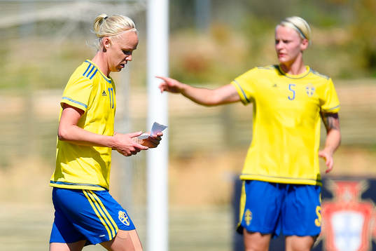 Sveriges Caroline Seger läser instruktioner från