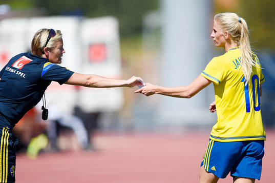 Sveriges assisterande förbundskapten Lilie Persson ger