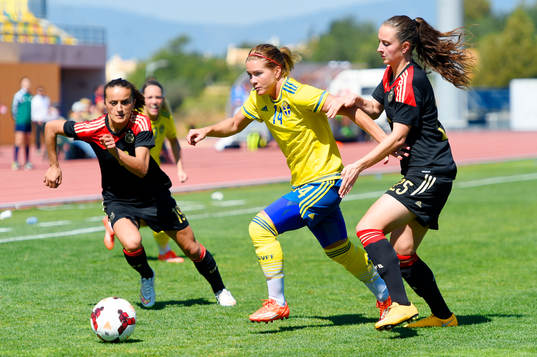 Tysklands Fatmire Alushi och Tysklands Sara Däbritz jagar