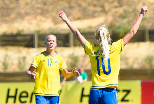 Sveriges Sofia Jakobsson jublar med Sveriges Caroline Seger