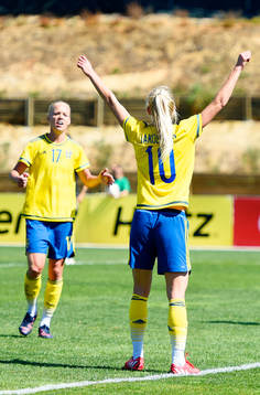 Sveriges Sofia Jakobsson jublar med Sveriges Caroline Seger