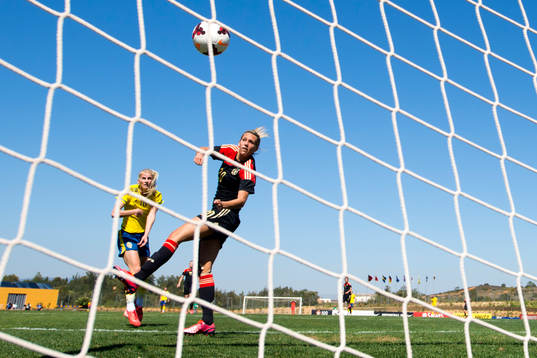 Sveriges Sofia Jakobsson skjuter bollen till 1-2