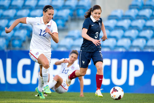 s Lauren Holiday jagar +Frankrikes Laura Boulleau