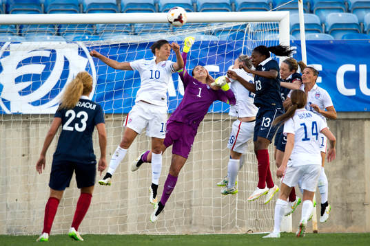 s Carli Lloyd och målvakt Hope Solo rensar undan bollen