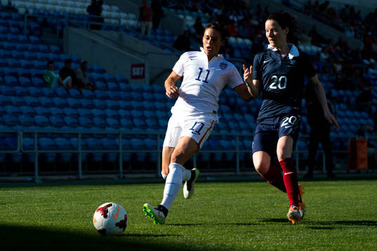 s Ali Krieger jagas av Frankrikes Annaig Butel