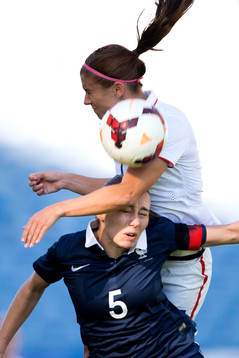 s Alex Morgan i nickduell med Frankrikes Sabrina Delannoy