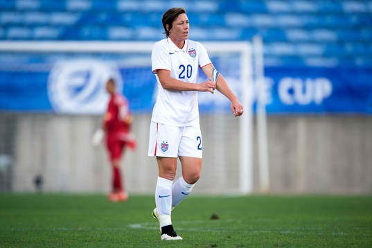 s Abby Wambach tar av sig kaptensbindeln