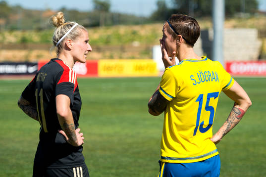 Tysklands Anja Mittag hälsar på Sveriges Therese Sjögran