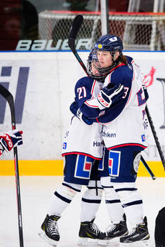 Linköpings Jennifer Wakefield (th) gör 0-1 och jublar med