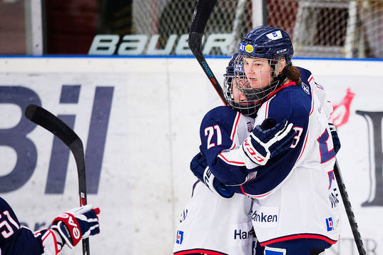 Linköpings Jennifer Wakefield (th) gör 0-1 och jublar med