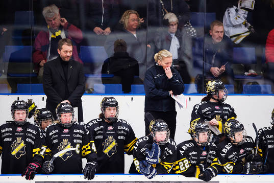s spelare med tränare Stefan Af Bjur  och Ylva Lindberg