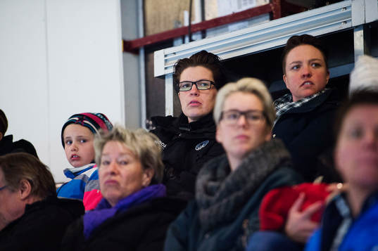 Erika Holst sitter på läktaren