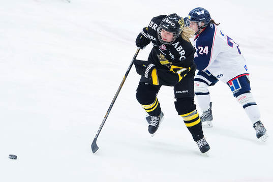 s Amanda Lundström jagas av Linköpings Christa Alenko