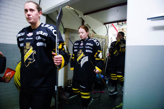 s Elin Blomquist (th) deppar