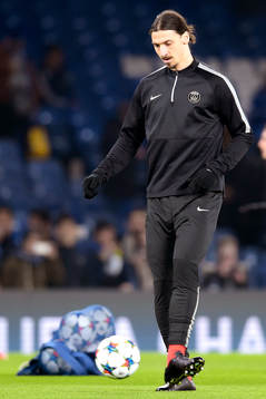Paris Zlatan Ibrahimovic värmer upp