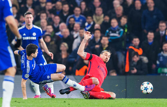Chelseas Oscar fälls av Paris Zlatan Ibrahimovic som får