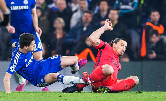 Chelseas Oscar fälls av Paris Zlatan Ibrahimovic som får