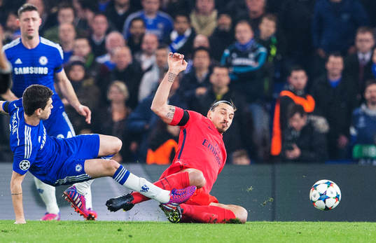 Chelseas Oscar fälls av Paris Zlatan Ibrahimovic som får