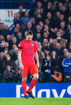 Paris Zlatan Ibrahimovic (t h) lämnar planen deppandes
