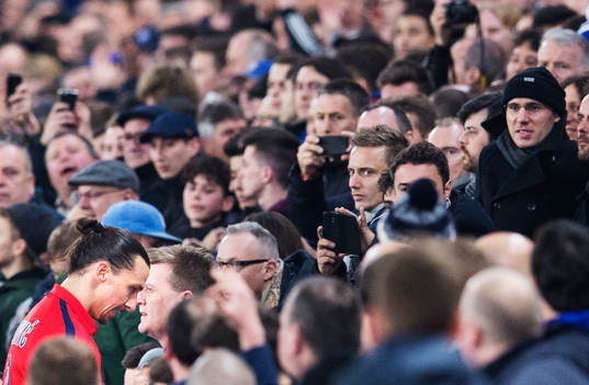 Paris Zlatan Ibrahimovic lämnar planen deppandes