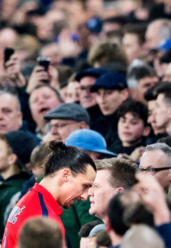Paris Zlatan Ibrahimovic lämnar planen deppandes