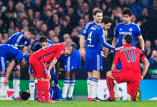 Chelseas Cesc Fabregas tröstar Paris Zlatan Ibrahimovic