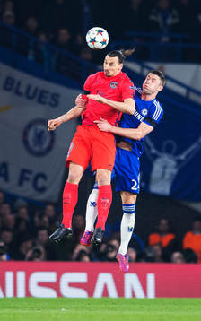 Paris Zlatan Ibrahimovic i en luftduell med Chelseas Gary