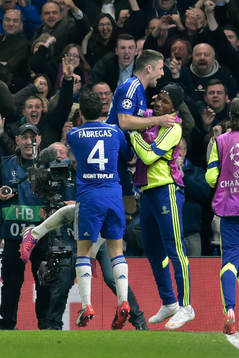 Chelseas Cesc Fabregas, Gary Cahill och Didier Drogba jublar