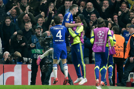 Chelseas Cesc Fabregas, Gary Cahill och Didier Drogba jublar