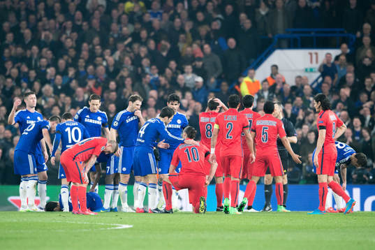 Chelseas Cesc Fabregas tröstar Paris Zlatan Ibrahimovic