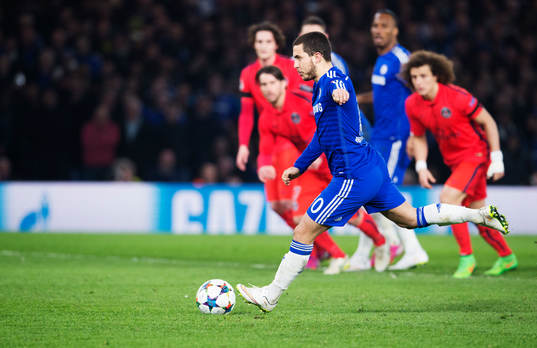 Chelseas Eden Hazard skjuter in 2-1 på straff