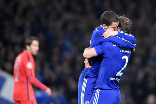 Chelseas Eden Hazard och Branislav Ivanovic krar om varandra