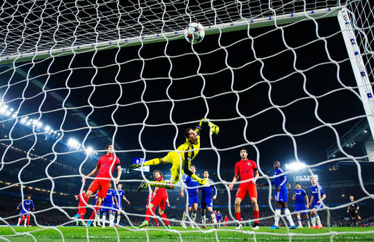 Chelseas målvakt Thibaut Courtois släpper in 2-2 från