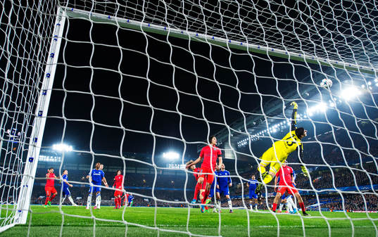 Chelseas målvakt Thibaut Courtois släpper in 2-2 från