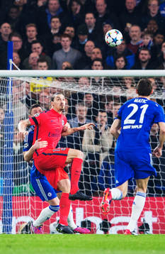 Chelseas Gary Cahill utmanas av Paris Zlatan Ibrahimovic