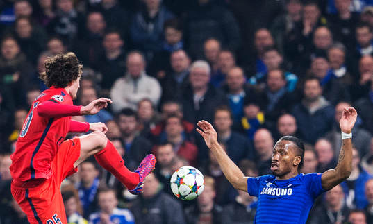 Paris Adrien Rabiot i en luftduell om bollen med Chelseas
