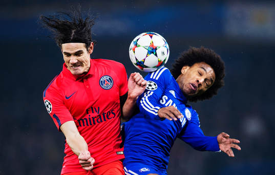 Paris Edinson Cavani i en nickduell med Chelseas Willian