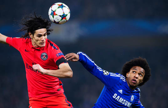 Paris Edinson Cavani i en nickduell med Chelseas Willian