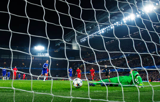 Chelseas Eden Hazard jublar när han gör 2-1 på straff