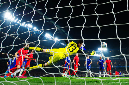 Chelseas målvakt Thibaut Courtois räddar ett skott