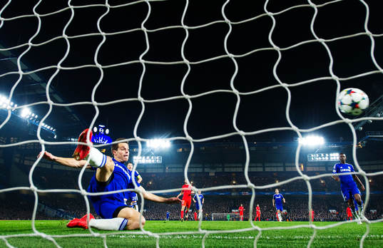 Chelseas Cesar Azpilicueta slänger sig