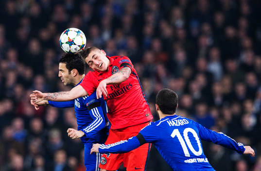 Chelseas Cesc Fabregas i en nickduell med Paris Marco