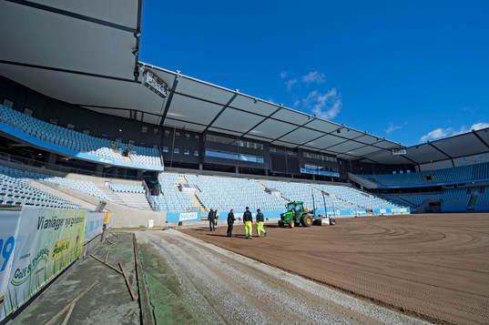 Arbetare jobbar på Swedbank Stadion för att byta