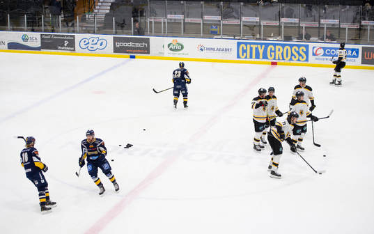 Sundsvall och Pantern värmer upp innan ishockeymatchen i