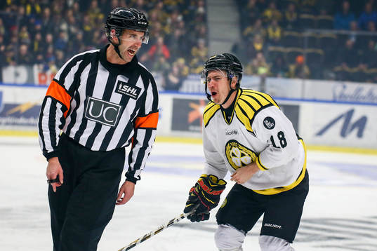 Brynäs Anton Rödin skriker på domaren Linus Öhlund