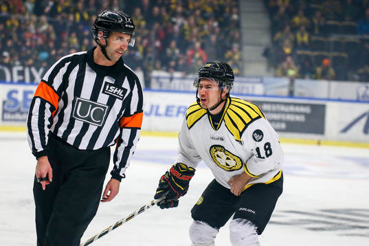 Brynäs Anton Rödin skriker på domaren Linus Öhlund